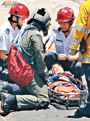 由石上跌下受傷男子由救護員急救。（黃子源攝）