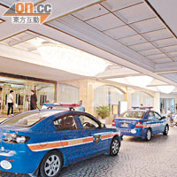 新世紀酒店昨日保安明顯加強，且有大批警員巡邏。