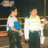 兩名避過一劫的警員向上司匯報時仍一臉驚慌。