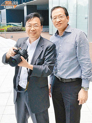 甘乃威（右）買咗部幾萬元嘅新相機，約埋張文光喺立法會周圍影。