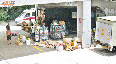 回收車營業時會堆積大量紙皮，衍生衞生問題。
