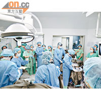 威院跨部門動員廿多名醫護人員進行EXIT手術，手術前圍在一起商討及綵排手術流程。（受訪者提供）