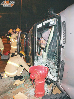 私家車撞向消防栓停下，消防栓擊碎擋風玻璃。（呂浩鋒攝）