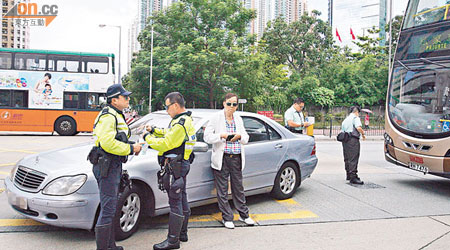 肇事房車及巴士停在路旁，左三為八旬房車司機。（曾志恒攝）