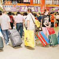 大批旅客來港，本港酒店及賓館供不應求。