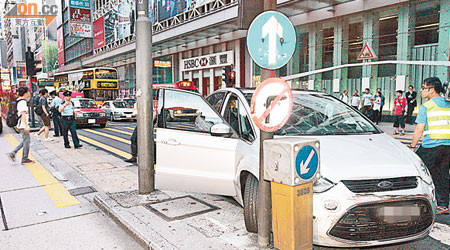 七人車撞毀路中交通燈後停下。（吳建明攝）