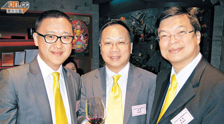 林筱魯（中）與浙聯青委常務副主席鄒漢章（右）及麥超傑（左）開心合影。（余素月攝）