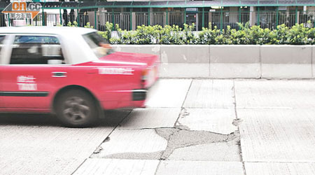 青山公路荃灣段一段行車路面凹凸不平，行車安全備受關注。