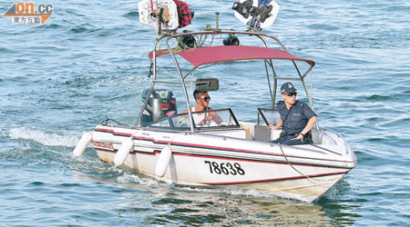 水警將一艘快艇及駕船青年帶回警署調查。（鄭家如攝）