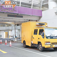 運屍車將墮樓少年屍體運走。（夏國威攝）