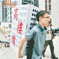 曾蔭權任內忽略公共房屋發展，加深市民怨氣，令香港競爭力大跌。