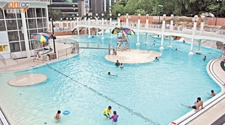 九龍公園泳池位於油尖旺區中心地帶，且設有室內池，深受泳客歡迎。
