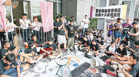 數十名學民思潮成員，昨到政府總部抗議吳克儉未有就國民教育舉行公開論壇。（陳章存攝）