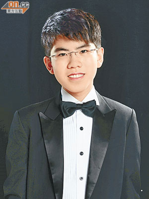 沈靖韜成為香港最年輕嘅施坦威鋼琴家家族一分子。（受訪者提供）