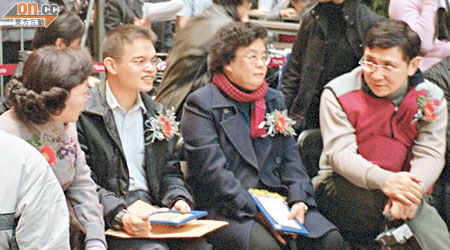 現年三十一歲的郭顥澧（左二）替代父親郭炳聯（右）加入新地董事局。（資料圖片）