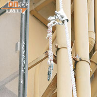 工廈天台有安全繩沿外牆垂下。