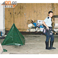 墮樓工人危錦初的遺體以帳篷覆蓋，警員進行調查。