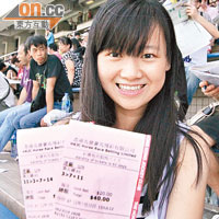 深圳遊客王小姐首次進入馬場，碰運氣購買兩注贏一注而笑逐顏開。