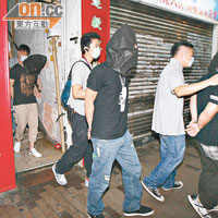 元州街<br>在元州街毒品貨倉被捕的三名男子被蒙頭帶署。（梁國雄攝）