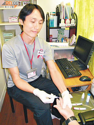 「關懷愛滋」免費為男士做快速血液測試。（羅俊文攝）