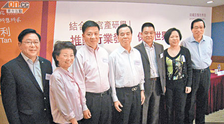 經濟動力力撐陳亨利（左三）參選。（張家灝攝）