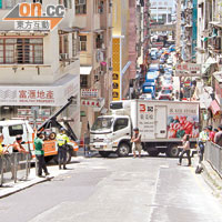 14/7/2012<BR>一輛貨車在上周六溜後撞向地產舖對面的店舖。