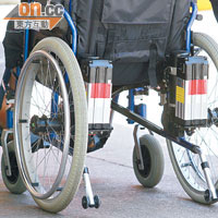 山寨電動輪椅僅於普通輪椅裝上摩打及鋰電，十分兒戲。