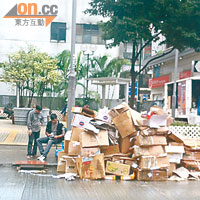 不少市民推着紙皮廢物前往回收，造成垃圾堆積。