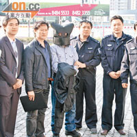 被告吳雅倫（蒙頭者）在去年二月由內地解返香港被捕。（資料圖片）