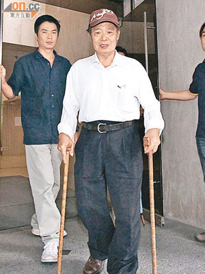 死者堂弟鄧來興（左二）在死者遇害翌日首先揭發兇案。
