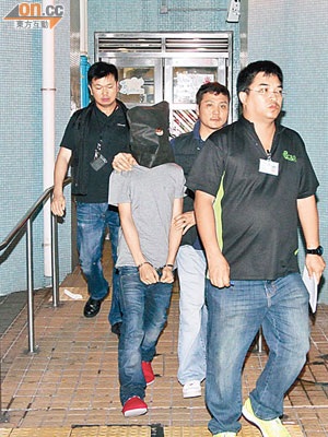 十三歲疑犯被押返葵芳邨寓所搜查。（蕭植梧攝）