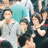 本港昨日空氣污染指數高企，途人站在路邊都要掩鼻自保。