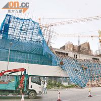 港鐵沙中線地盤塌棚架需封路進行清理。（王命源攝）