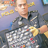 警官展示在嫌犯家起獲的鑽石珠寶。（馬來西亞《南洋商報》提供）