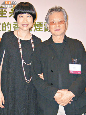 台灣大師級作家黃春明（右）突然現身撐場，張曼娟（左）喜出望外。（余素月攝）