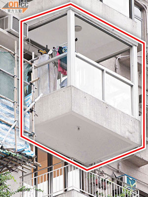 何俊仁住所露台（紅框示）出現兩條鋁質支架，與樓下單位的露台截然不同。