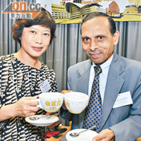 咖啡紅茶協會副主席卓鳳婷（左）及印度領事Chander Bhan齊乾杯。