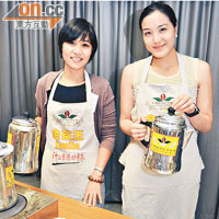 馬來西亞商務專員鄺琬琳（右）及越南副商務領事武氏翠（左）都對港式奶茶一飲鍾情。（徐家浩攝）