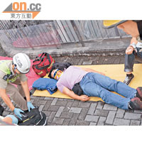 受傷乘客倒臥地上及接受治療。