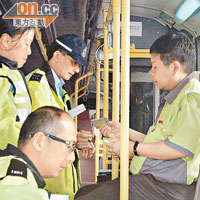 車長在巴士上協助警員調查。（楊偉嶽攝）