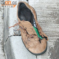 傷者的皮鞋被輾爛。