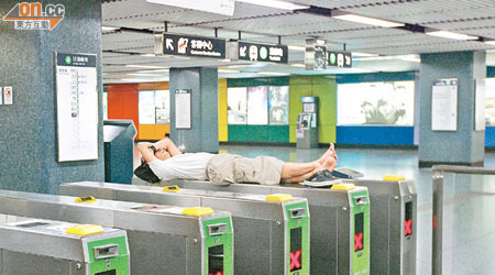 有乘客在彩虹站「瞓閘機」宣洩不滿。（麥少峰攝）