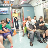 部分東鐵線受影響乘客堅持在車廂內過夜。