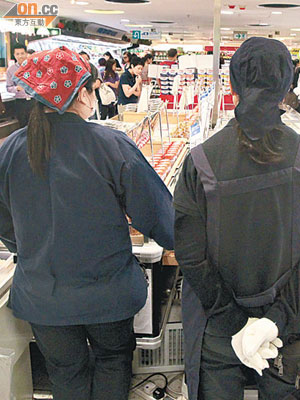 崇光百貨規定員工在八號颱風訊號除下後一個半小時內，便要返回公司。