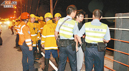 救援人員在汲水門大橋調查司機跳橋事件。（葉嘉文攝）