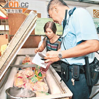 開箱驗雞<BR>警員「開箱驗雞」但未有發現嘉美雞而只有普通冰鮮雞。