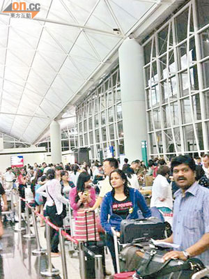 逾百名香港航空的乘客昨晚滯留機場。（讀者提供）