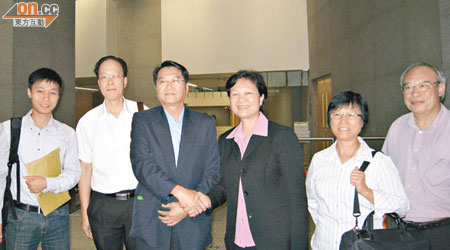 潘兆平（左三）獲李鳳英（右三）陪同報名參選立法會勞工界議席。（馮惠詩攝）