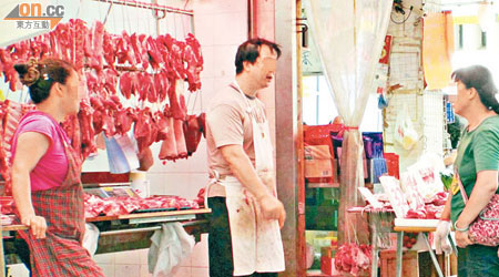 一名女子（右）在元朗及上水街市，廉價大量收購豬頭肉。