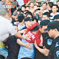 市長徐鋒遭民眾強行套上印有抗議標語的T恤。